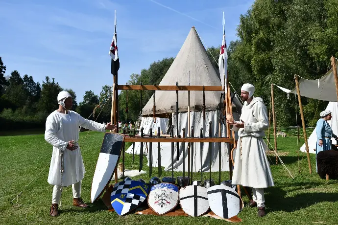 Templiers devant leur ratelier d'armes